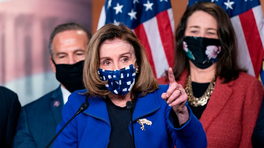 Nancy Pelosi llama “cobardes” a republicanos por voto en el juicio político