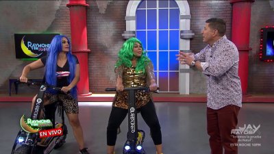 En “scooters” | Turistas invaden el estudio de Raymond Y Sus Amigos