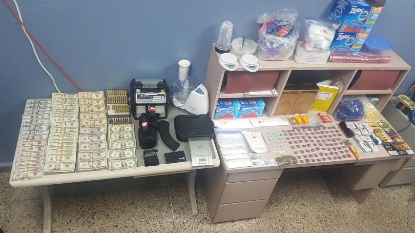 Ocupan drogas, armas y dinero en allanamiento en Sabana Grande.