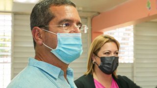 Gobernador Pedro Pierluisi junto a la Secretaria de Educación, Elba Aponte.