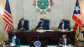 El gobernador Pedro Pierluisi, el presidente de la Cámara de Representantes, Rafael “Tatito” Hernández, y el presidente del Senado, José Luis Dalmau.