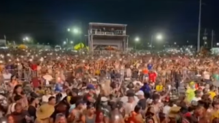 Miles de personas acuden a festival de música en Orlando.