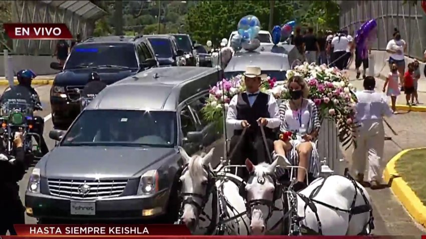 Llevan restos de Keishla en un carruaje blanco