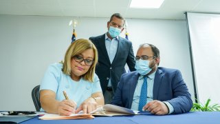 El gobernador Pedro Pierluisi, junto a la secretaria del Departamento de Corrección y Rehabilitación (DCR), Ana Escobar Pabón, y el secretario interino del Departamento de Educación (DE), Eliezer Ramos.