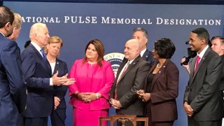 Comisionada Residente, Jenniffer González junto al presidente de EEUU, Joe Biden y otros congresistas.