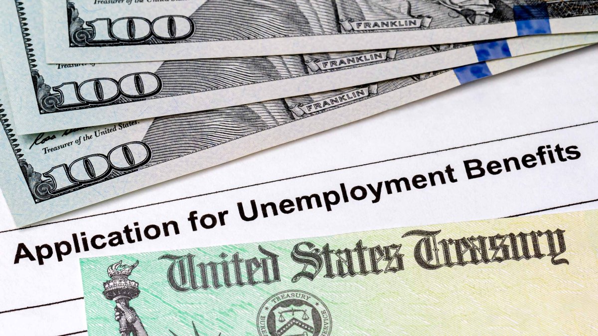 Solicitudes de desempleo en EE.UU. bajan a 215,000, pero empleadores frenan contrataciones