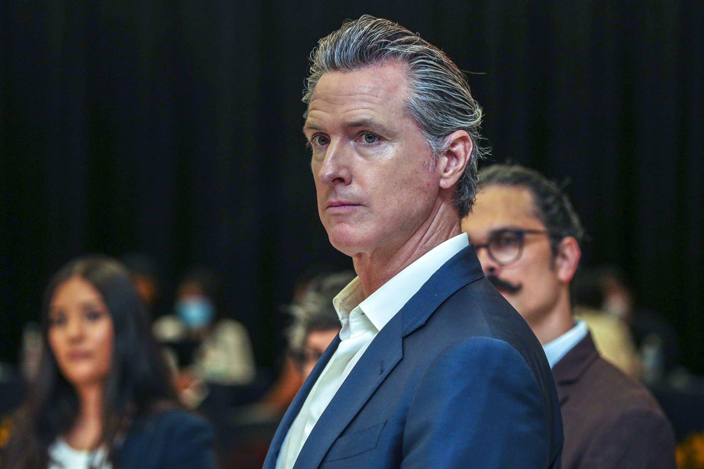 Gobernador de California dice que el DOJ lo investiga a él y a su esposa; culpa a Trump