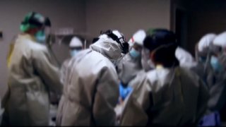 foto de medicos en una sala de operacion