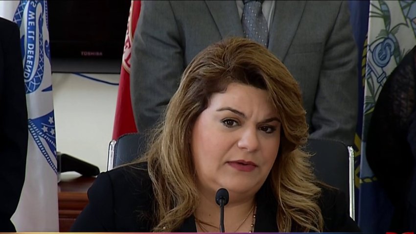 Jenniffer González arremete contra la AEE