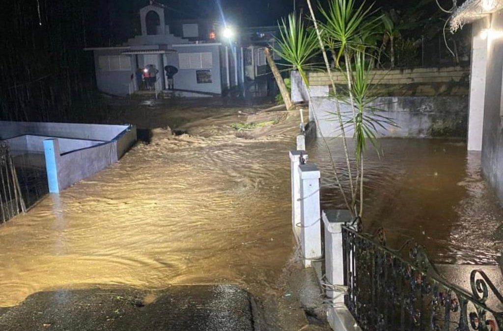 Reportan inundaciones en varios municipios; río sale de su cauce y carreteras intransitables - Vimarsana News