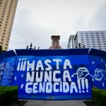 Monumento a Cristobal Colon sin la estatua del explorador tras ser removida por las autoridades luego de ser vandalizada