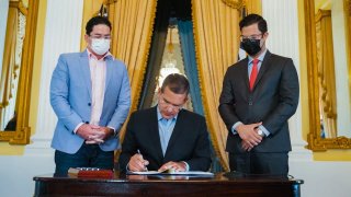 Pierluisi firma Ley para aumentar el salario mínimo.
