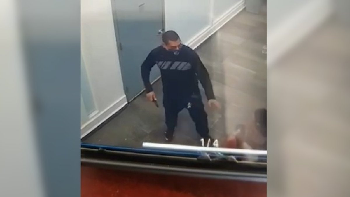 Presunto asaltante resulta herido de bala en Condado – Telemundo Puerto ...