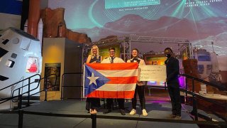 El joven puertorriqueño Wilbert Andrés Ruperto, se alzó con el premio Jeff Bezoz para Excelencia e Innovación en la gala de la conferencia SEDS SpaceVision 2021, en el Space Center, en Houston.