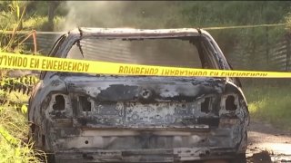 Vehículo quemado donde se encontró el cuerpo de una mujer, en Vega Baja.