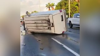 Accidente con van volcada en el expreso Román Baldorioty de Castro.