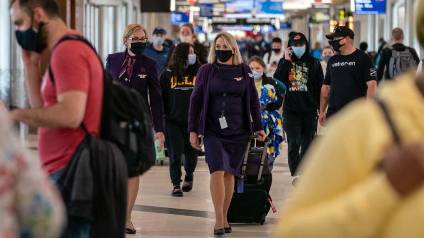 Aerolíneas dicen tener una oleada de contagios por COVID-19 mientras se esperan más cancelaciones