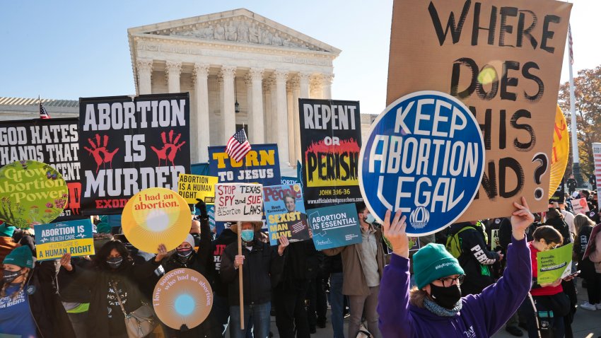 Cientos se manifiestan en la Corte Suprema a favor y en contra del aborto