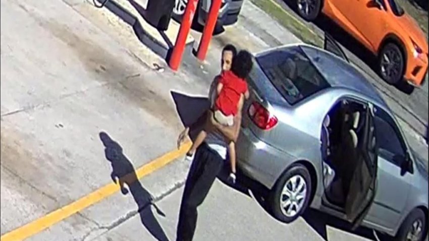 Hurtan vehículo con niño de tres años en su interior