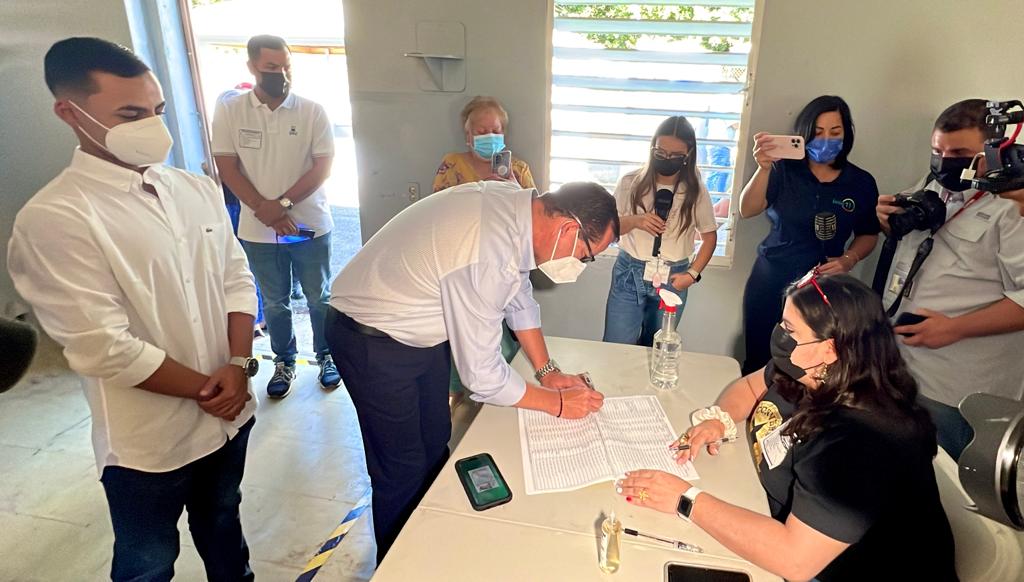 Edward O'Neill llega al colegio para participar de la contienda electoral.