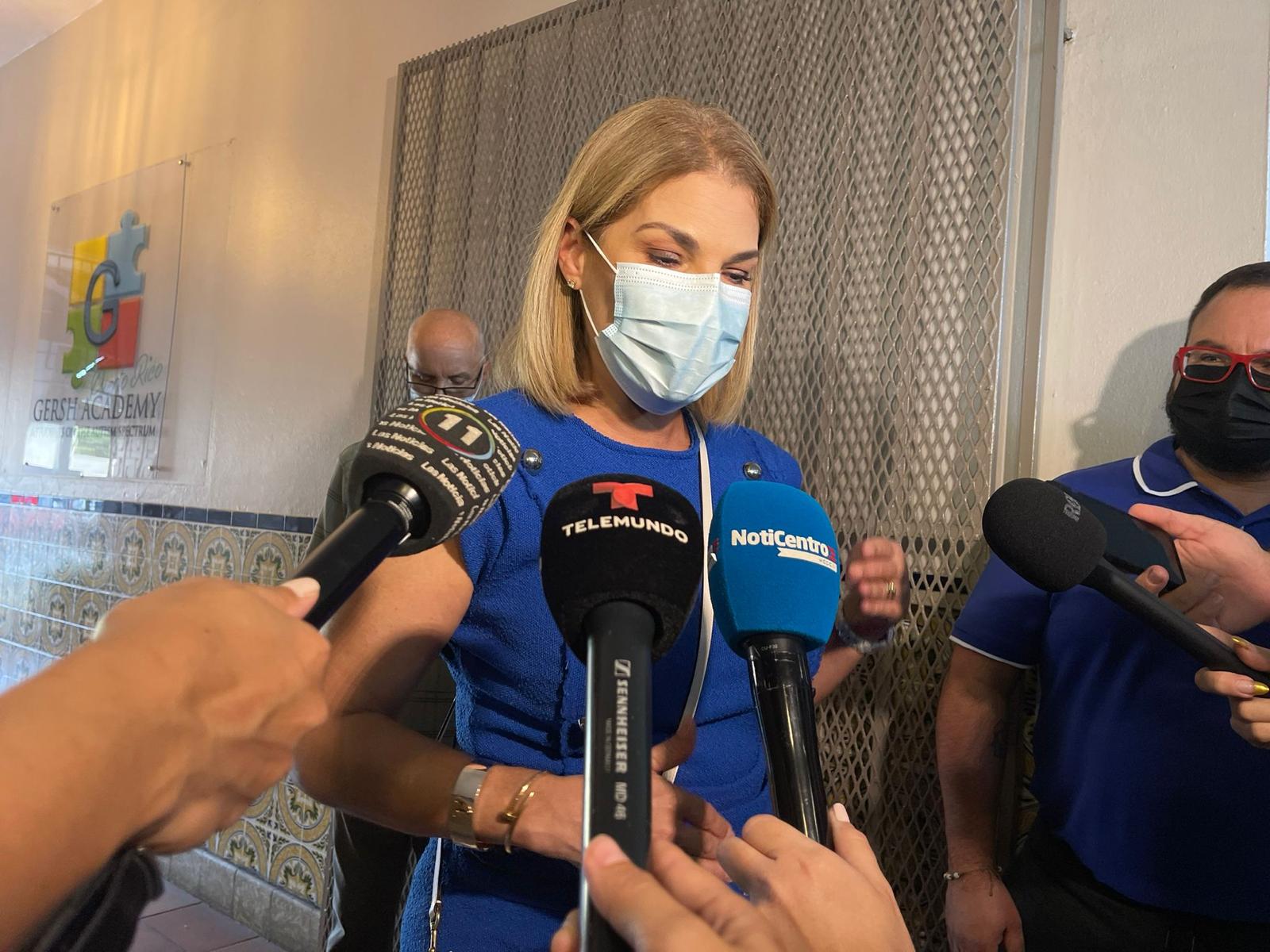 Dana Miró llega al colegio para ejercer su derecho al voto