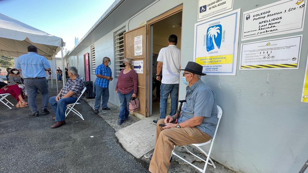Ciudadanos hacen fila para participar en la elección especial.
