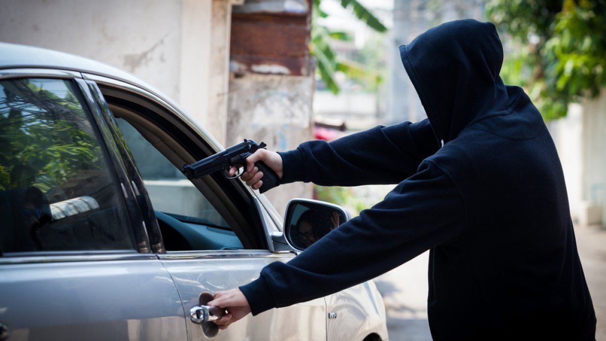 "Carjacking" en Ciales: golpean a mujer y toman a menor por el pelo para sacarla