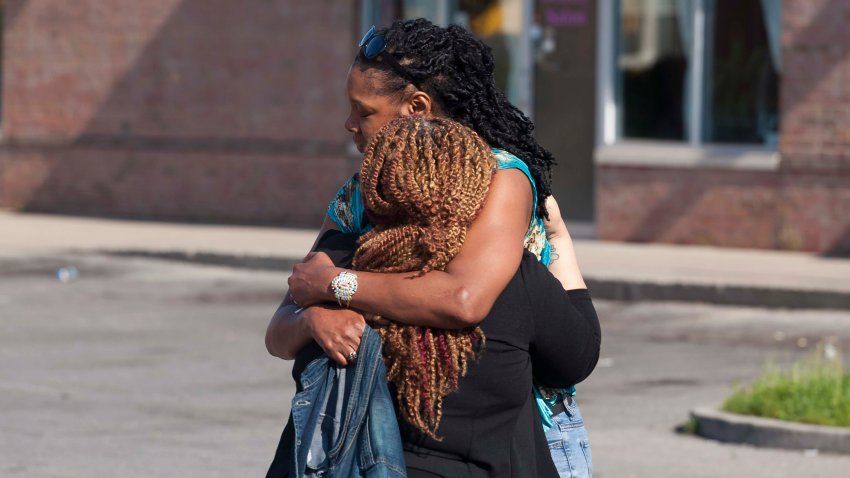 Buffalo (United States), 15/05/2022.- People gather for a prayer vigil near the scene of yesterday’s shooting at a Tops Friendly Market grocery store in Buffalo, New York, USA, 15 May 2022. A gunman, who has been identified by authorities as 18-year-old Payton S. Gendron and is in police custody, reportedly opened fire at the market on 14 May and killed 10 people. (Incendio, Abierto, Estados Unidos, Búfalo, Nueva York) EFE/EPA/BRANDON WATSON