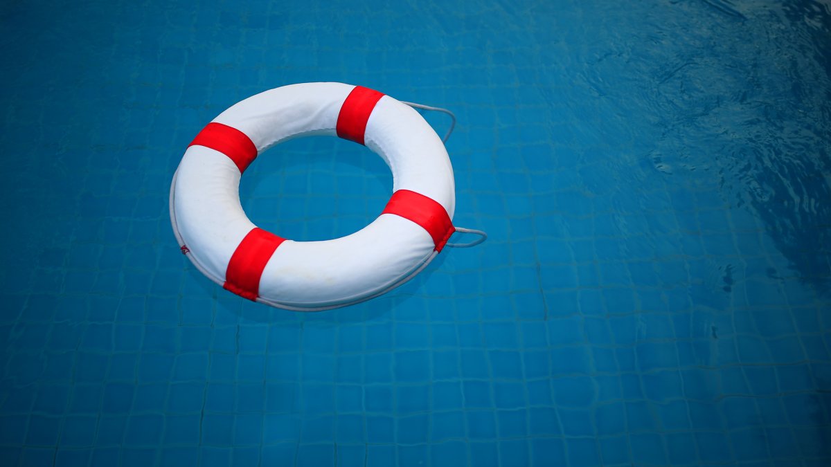 Salvavidas lesionado tras rescate en playa de Aguadilla