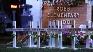 Flores colocadas en un monumento conmemorativo fuera de la escuela primaria Robb