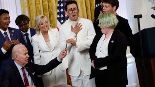 El presidente de EE. UU., Joe Biden, le da un bolígrafo al activista Javier Gómez después de firmar una orden ejecutiva durante un evento del Mes del Orgullo en el Salón Este de la Casa Blanca en Washington, D.C., EE. UU., el miércoles 15 de junio de 2022.