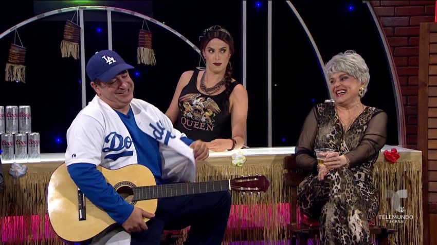 Larry sorprende a la doñita y le toca guitarra