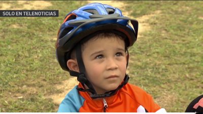 Aventureros y felices: niñitos se preparan para correr bicicletas todo terreno