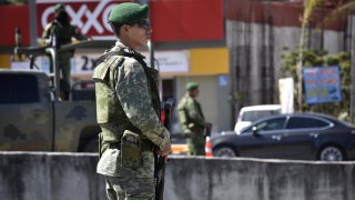 Militares hacen guardia en una escena de crimen