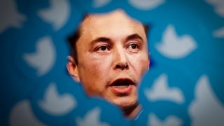 Una imagen del nuevo propietario de Twitter, Elon Musk, se ve rodeada de logotipos de Twitter en esta foto ilustrativa en Varsovia, Polonia, el 08 de noviembre de 2022.