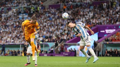Wout Weghorst  mete un gol de cabeza y pone el marcador 1-2