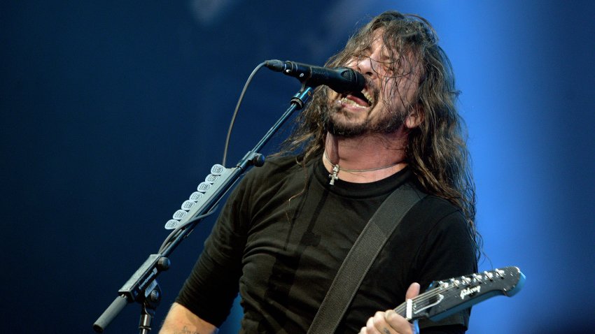 LANDGRAAF, NETHERLANDS – JUNE 16:  Dave Grohl from Foo Fighters perfoms on stage during day 2 of the Pinkpop festival on June 16, 2018 in Landgraaf, Netherlands.  (Photo by Didier Messens/Getty Images)