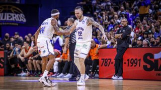 Javier Mojica y Benito Santiago de los Vaqueros de Bayamón en un partido frente a los Atléticos de San Germán.