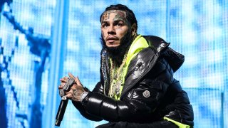 El rapero Tekashi 6ix9ine se presenta durante el MiamiBash 2021 en FTX Arena el 17 de diciembre de 2021 en Miami, Florida.