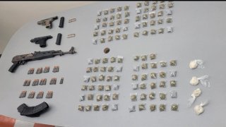 Armas, municiones y drogas halladas en Santa Isabel.