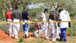 Autoridades siguen exhumando cuerpos tras la masacre de más de 100 fieles en una iglesia en Kenia.