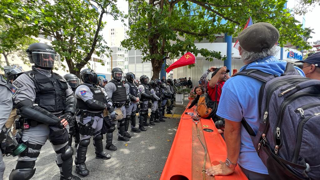 11:20 am | Se caldean los ánimos entre manifestantes y la Policía