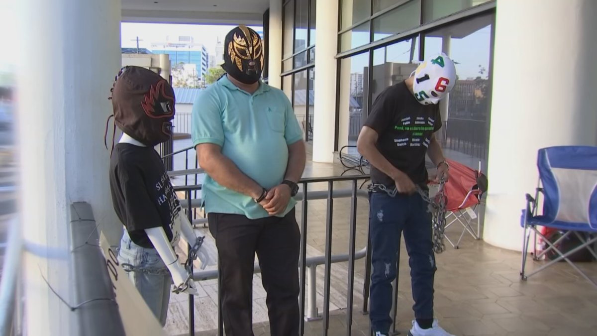 Se manifiestan frente a oficina de ASUME por tablas de pensión