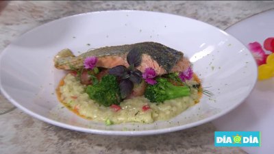 Cocina al día | Salmón con vegetales salteados, arancini y salsa