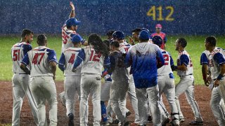 El Equipo Nacional de Béisbol de Puerto Rico celebra victoria sobre Cuba en los Juegos Centroamericanos y del Caribe San Salvador 2023.