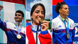 Adrián Gandía, Yarimar Mercado y María Pérez reciben sus medallas.