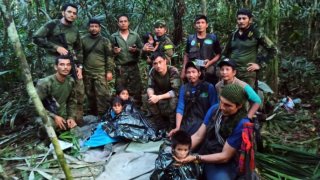 Soldados y rescatistas con los cuatro hermanitos perdidos en la selva.