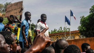 Manifestantes se reúnen frente a la Embajada de Francia en Niamey en apoyo a la junta de Níger el 30 de julio de 2023.