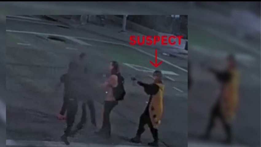 Dramático video: lo acribillan a balazos en plena calle y luego huyen