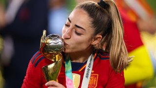 Olga Carmona, de España, besa el trofeo tras el partido final de la Copa Mundial Femenina de la FIFA Australia & Nueva Zelanda 2023 entre España e Inglaterra en el Stadium Australia el 20 de agosto de 2023 en Sídney, Australia.